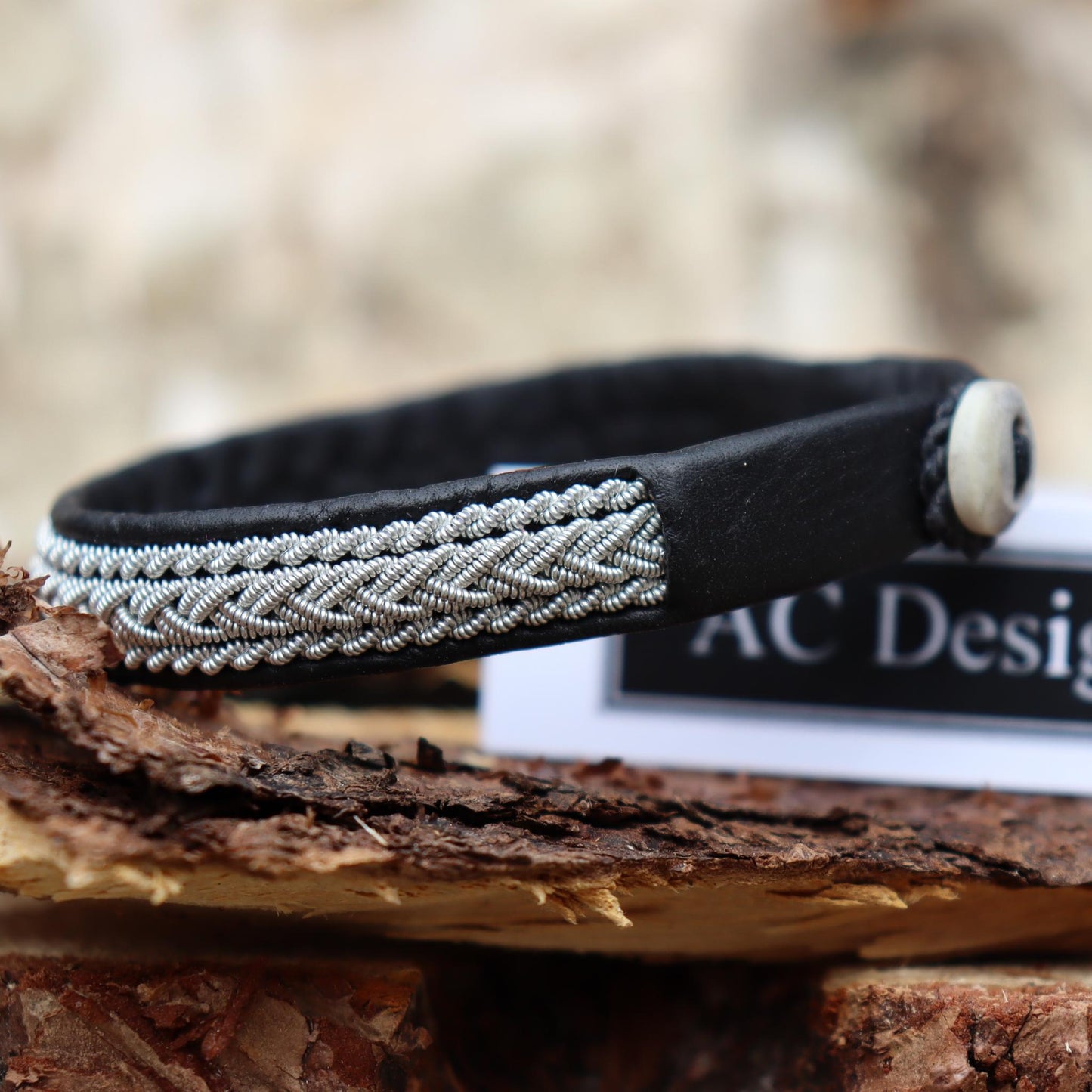 Slim sami bracelet in black leather and button from horn