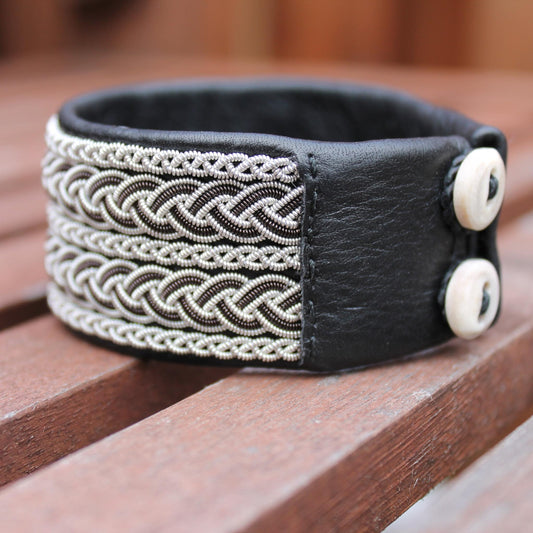 Sami bracelet with two horn buttons