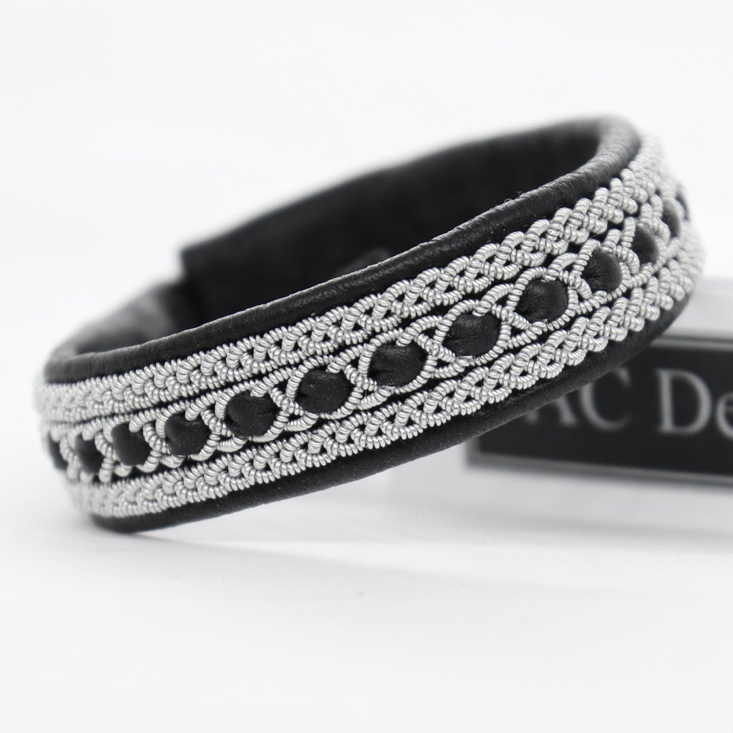Sami bracelet in black leather and pewter thread
