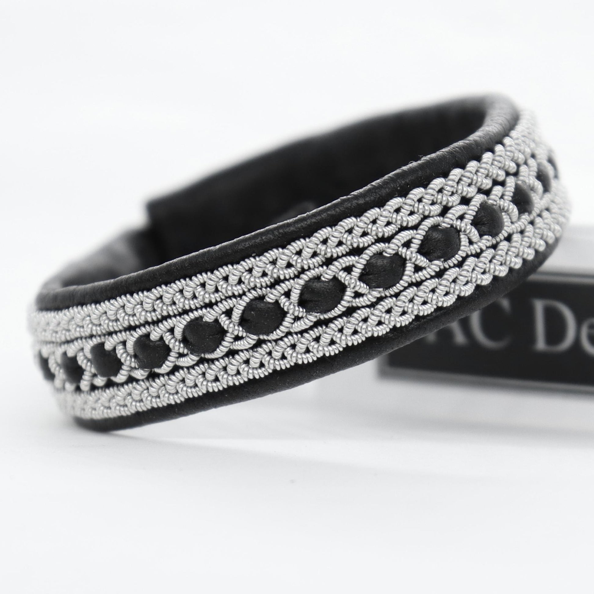 Sami bracelet in black leather and pewter thread