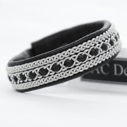Sami bracelet in black leather and pewter thread