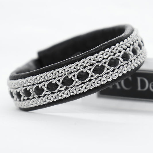 Sami bracelet in black leather and pewter thread