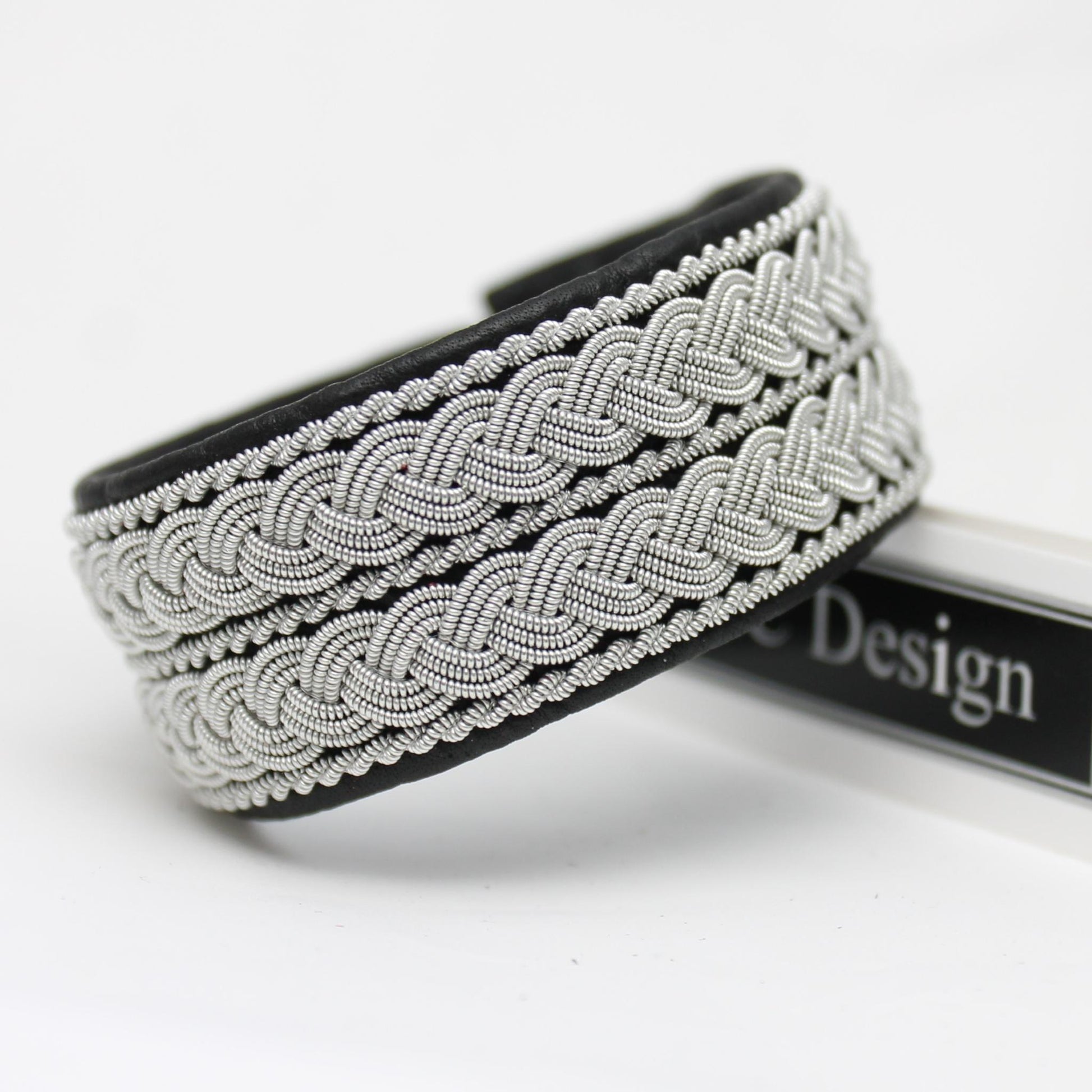 Sami bracelet in black leather and pewter thread