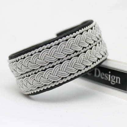 Sami bracelet in black leather and pewter thread