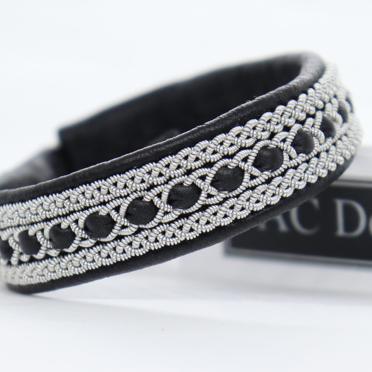 Black Sami bracelet in leather and pewter thread