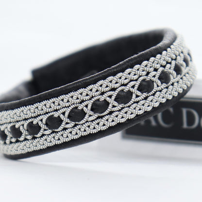 Black Sami bracelet in leather and pewter thread