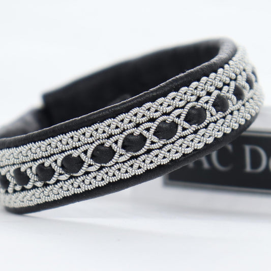 Black Sami bracelet in leather and pewter thread