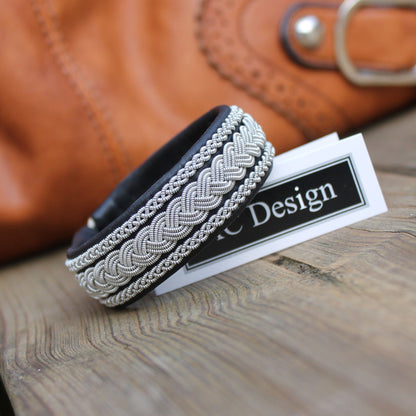 Sami bracelet in black reindeer leather with pewter wire braids