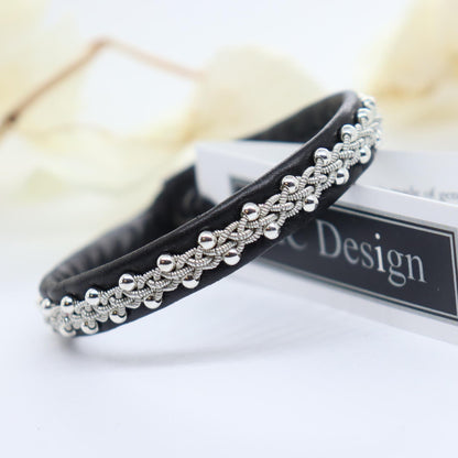 Slim Sami bracelet in black leather with braided pewter thread and silver beads