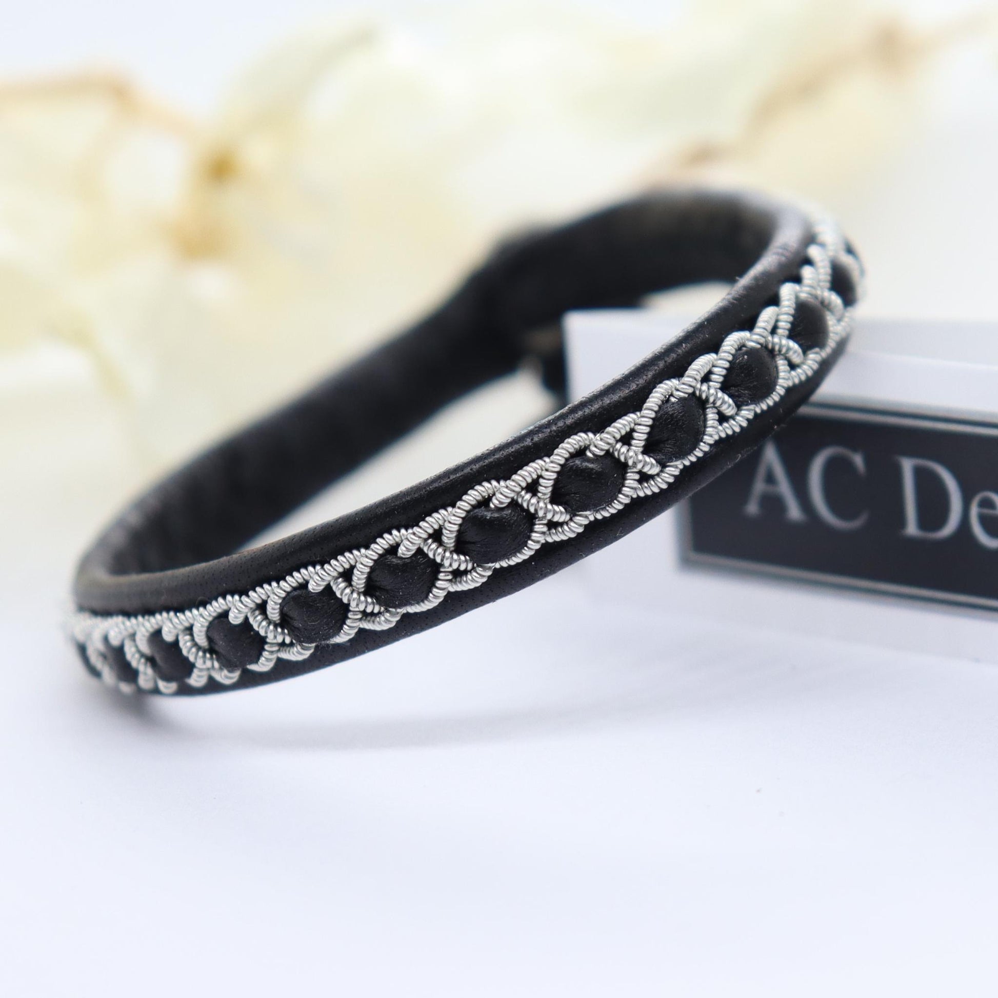 Sami bracelet with braid in pewter wire and black leather 