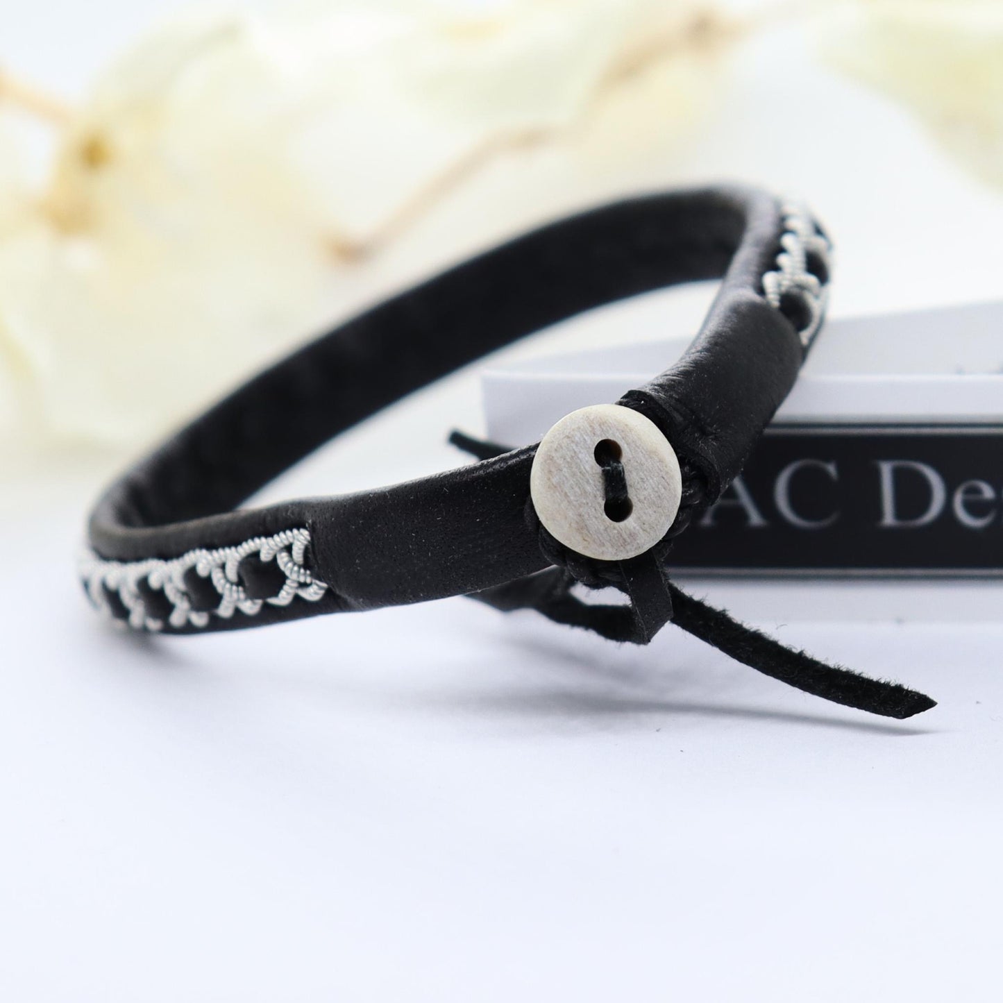 Sami bracelet in black leather with reindeer antler button