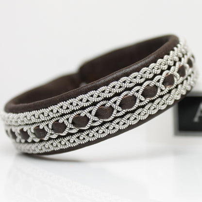 Dark brown Sami bracelet in leather and pewter thread