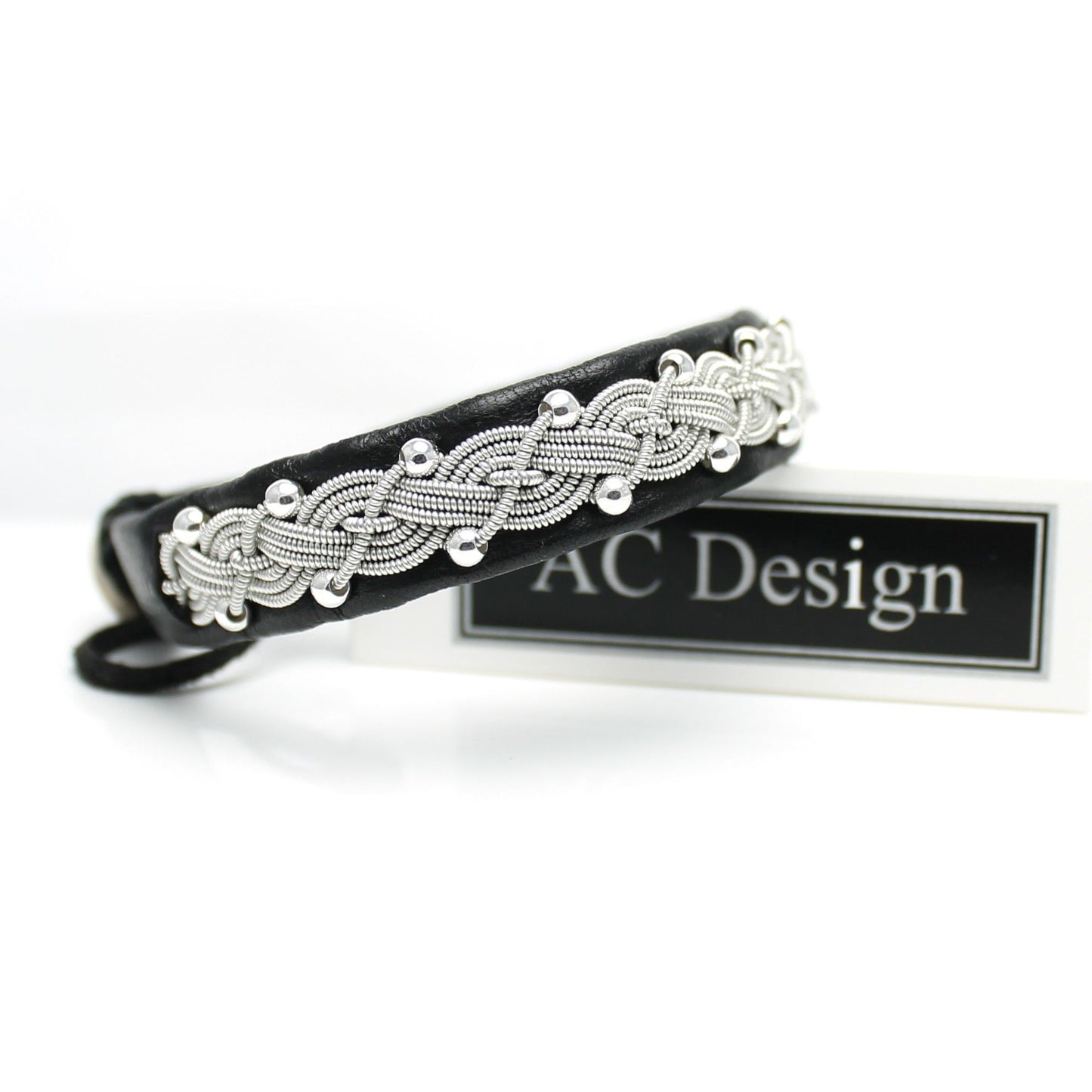 Sami bracelet in black leather and silver beads