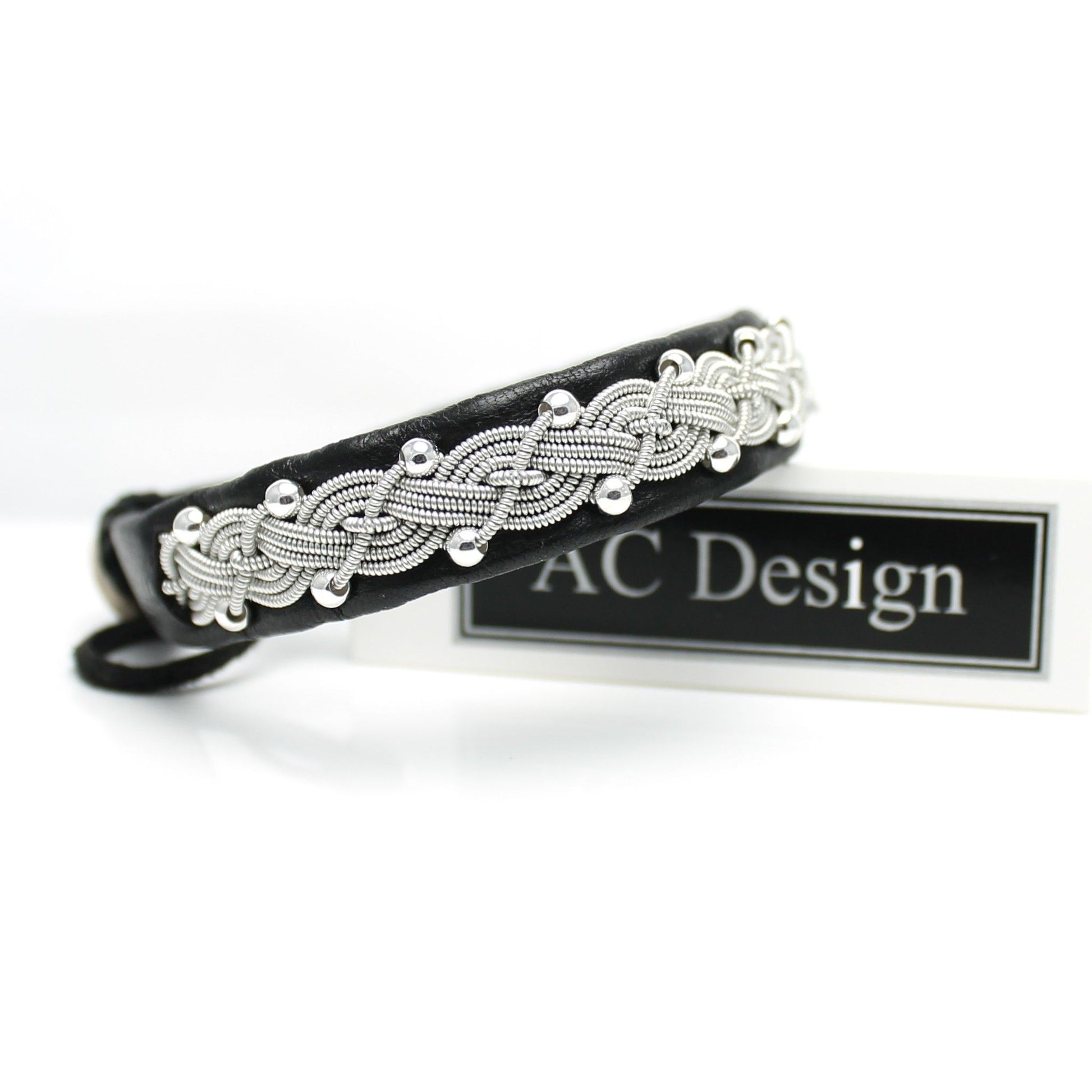 Sami bracelet in black leather and silver beads