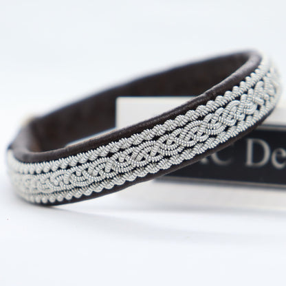 Sami bracelet in dark brown leather and pewter thread