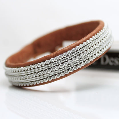 Sami bracelet in leather and pewter thread.
