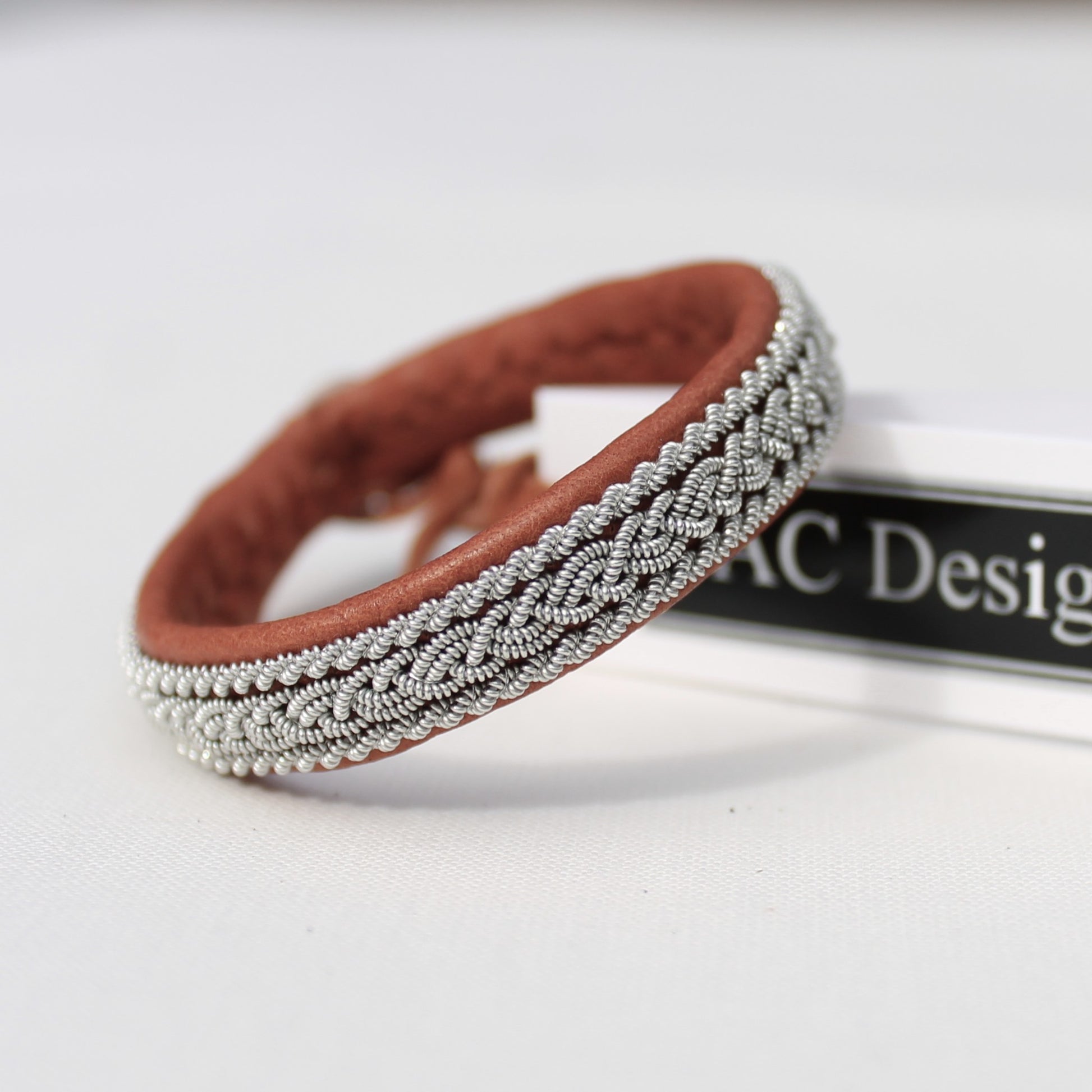 Sami bracelet in Nature Brown leather and pewter thread