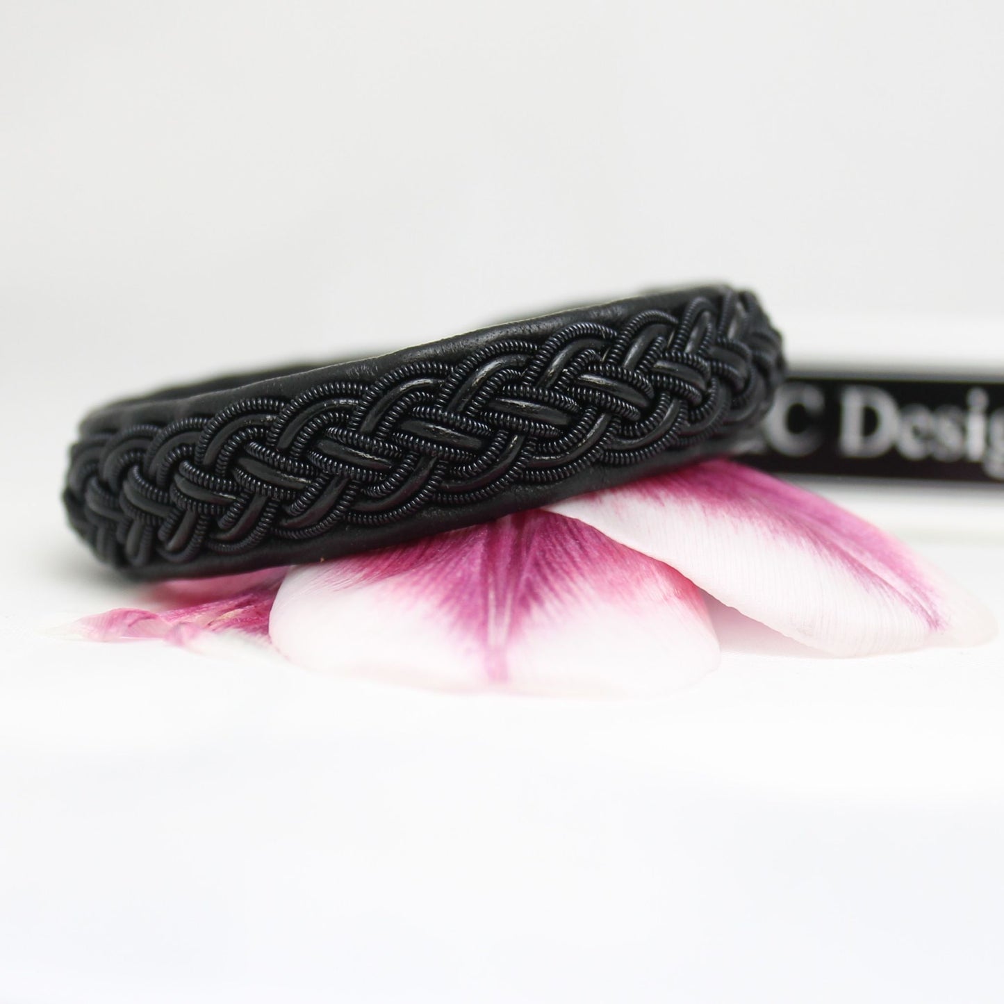 sami bracelet ome in black copper wire and cord
