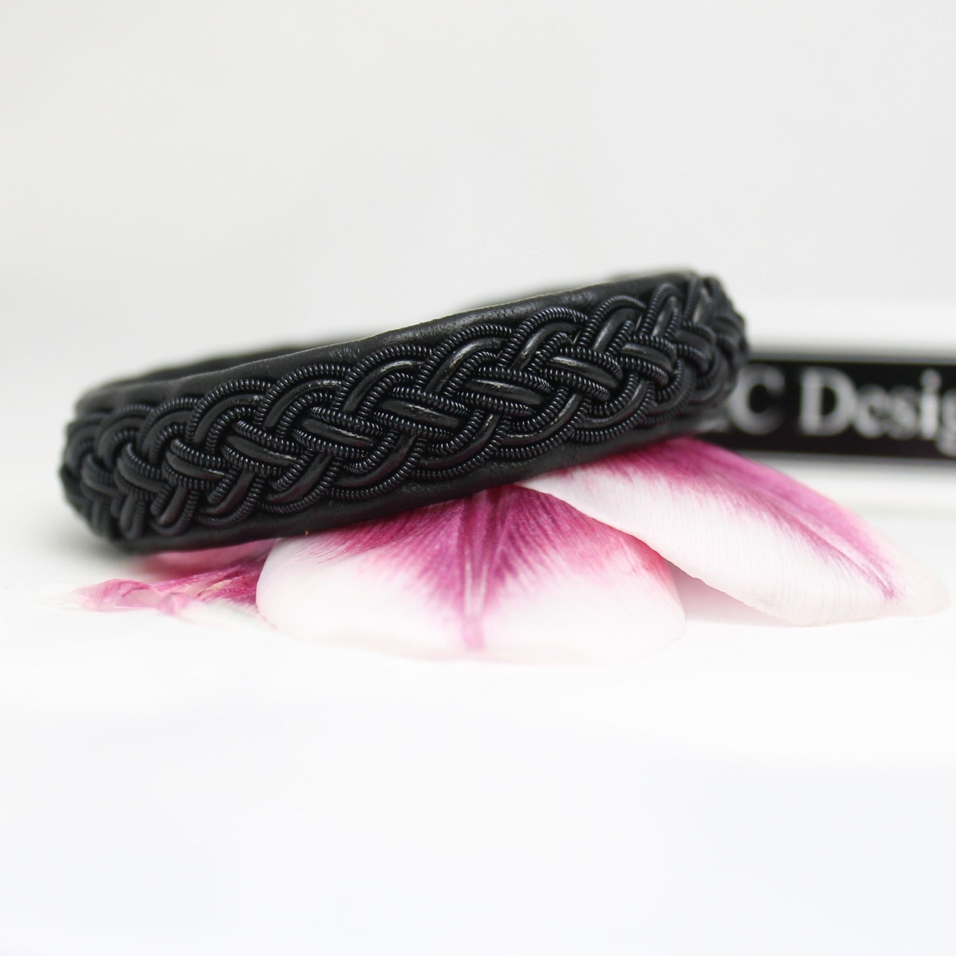 sami bracelet ome in black copper wire and cord