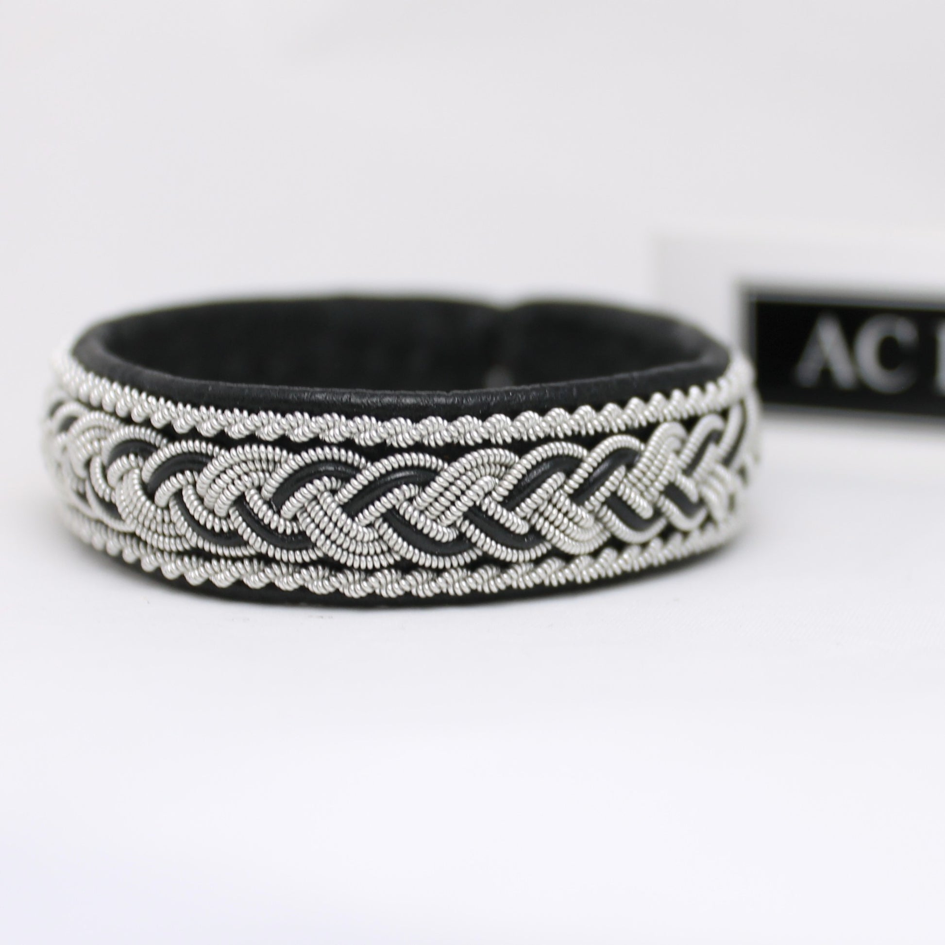 Sami bracelet in black leather and braids in pewter wire