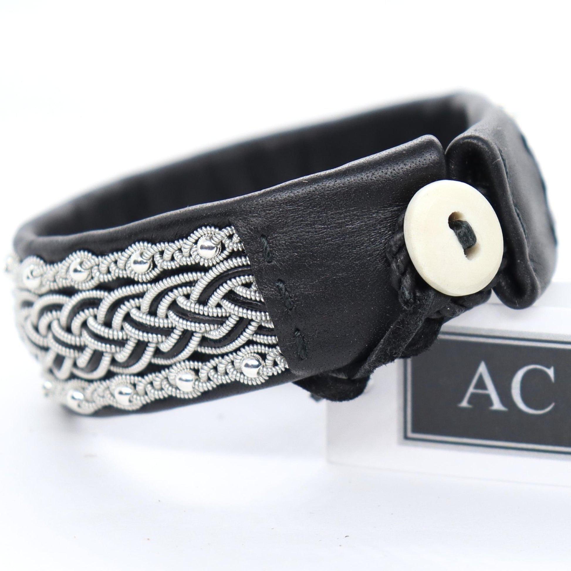 Wide Sami bracelet in reindeer leather with horn button