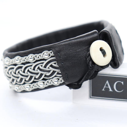 Wide Sami bracelet in reindeer leather with horn button