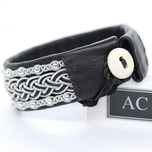 Wide Sami bracelet in reindeer leather with horn button