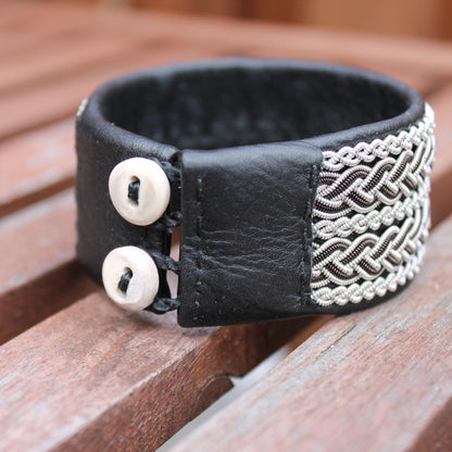 Sami bracelet with two horn buttons as closure