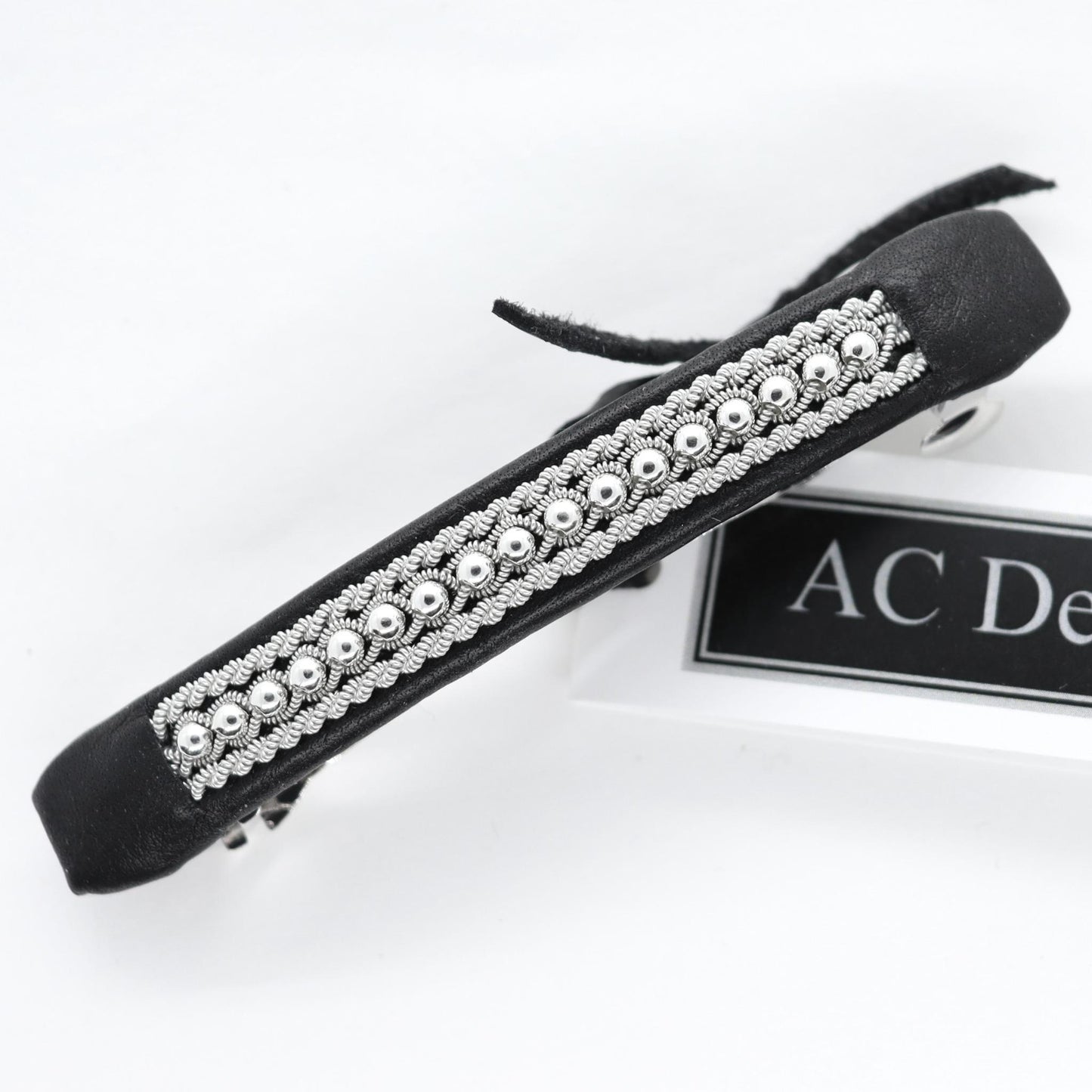 Sami hair clip in leather with silver beads