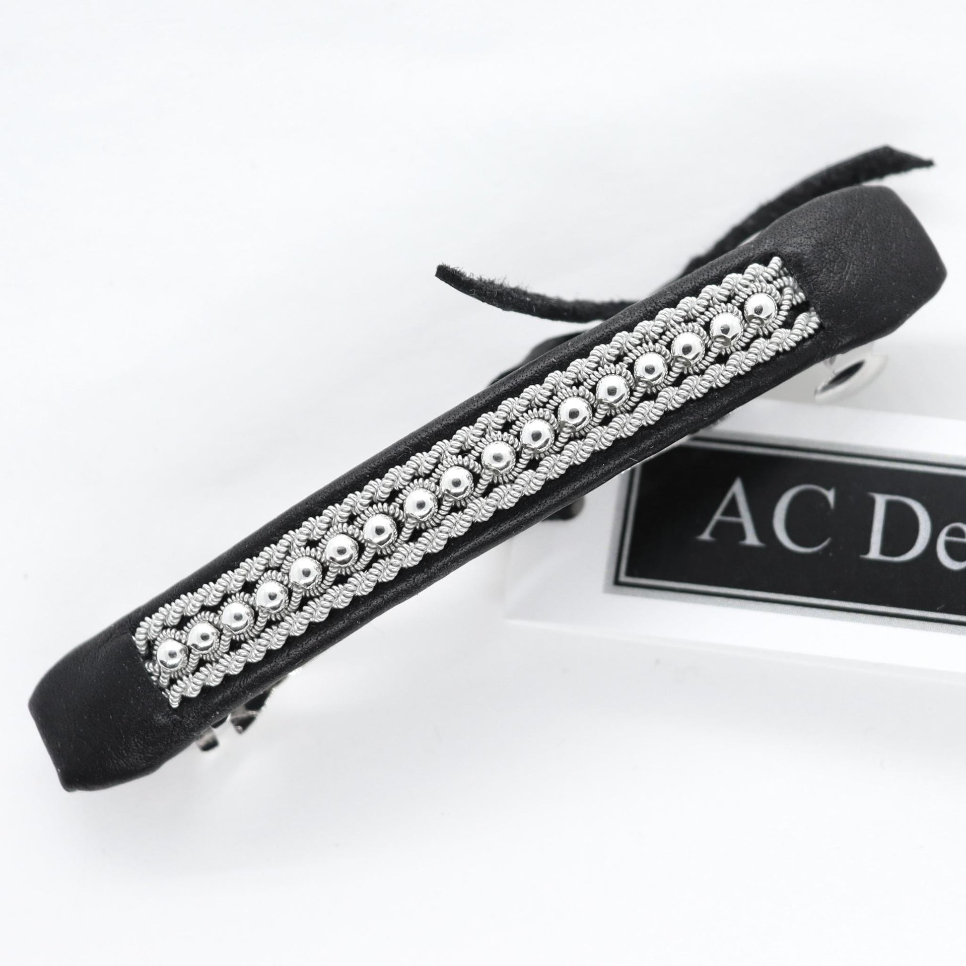 Sami hair clip in leather with silver beads