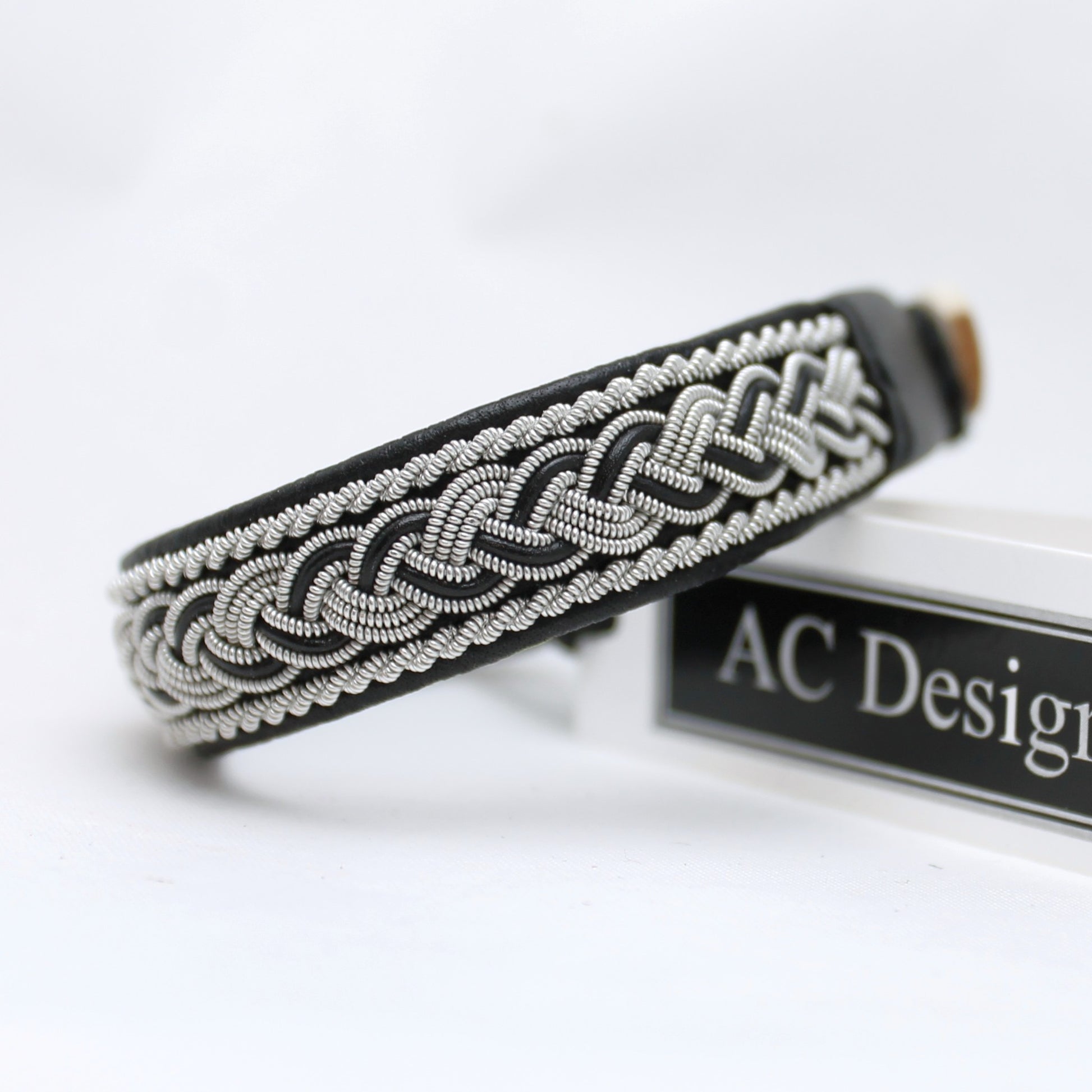 Sami bracelet in black leather with pewter braid and leather cord