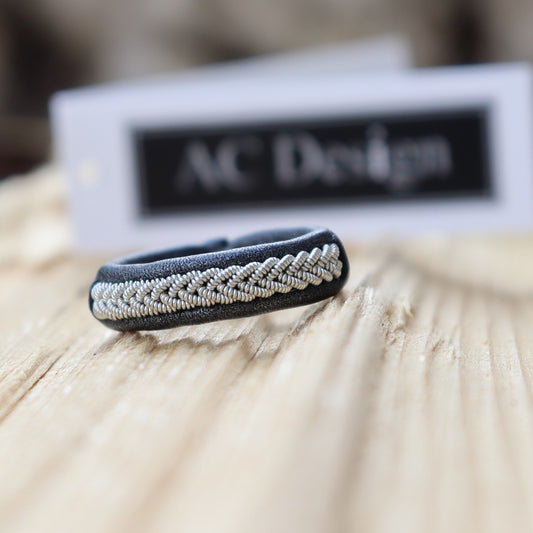 Narrow Sami ring in pearl black leather color and slim pewter braid