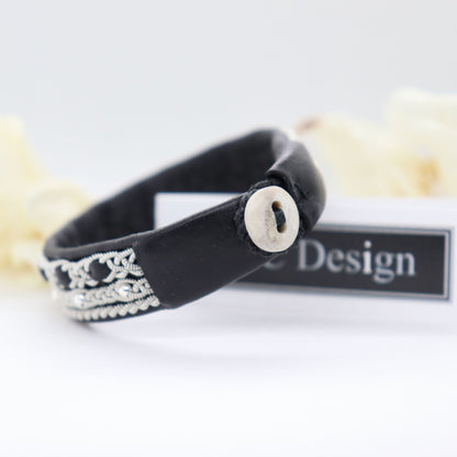 Sami bracelet in reindeer leather with horn button as closure