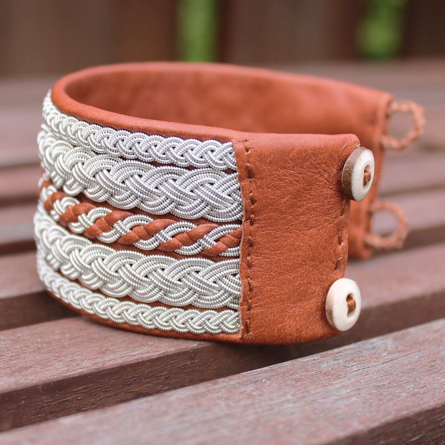 Sami bracelet in pewter wire braids, genuine leather and horn buttons