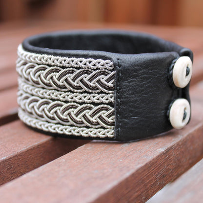 Sami bracelet with two horn buttons